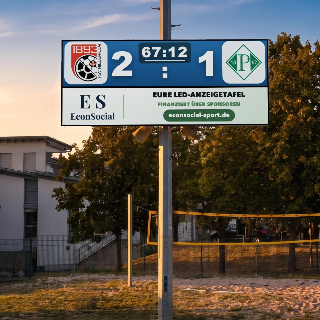 LED-Anzeigetafel am Mast in der Abendsonne, Spielstand 2:1, darunter Werbung von EconSocial